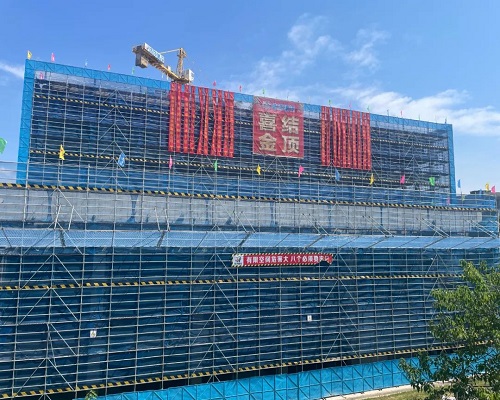 义乌这所学校改扩建工程主体喜结金顶